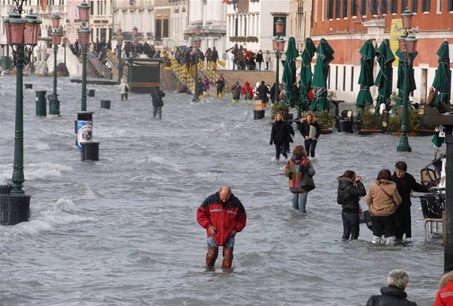 Hladina vody v Benátkách vystoupala 1,56 metru nad normální hladinu